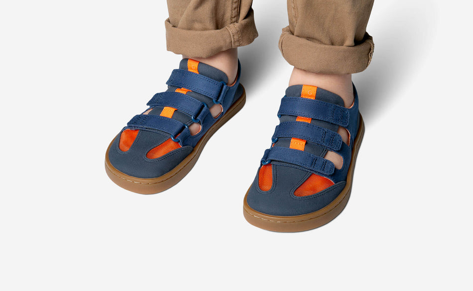 Model, welches den Arcade Kids Vibrant Navy trägt
