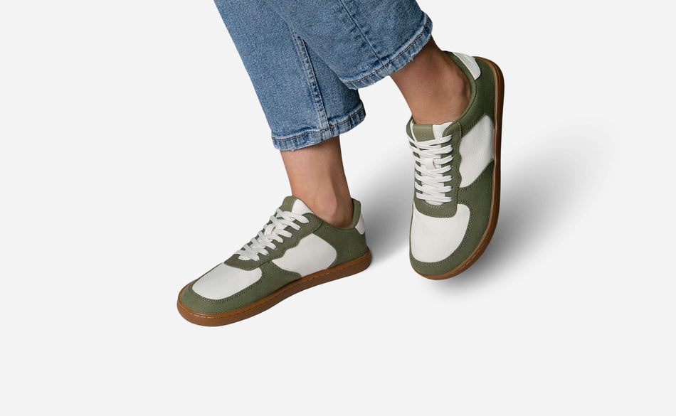 Model, welches den Courtside Canvas Retro Moss trägt
