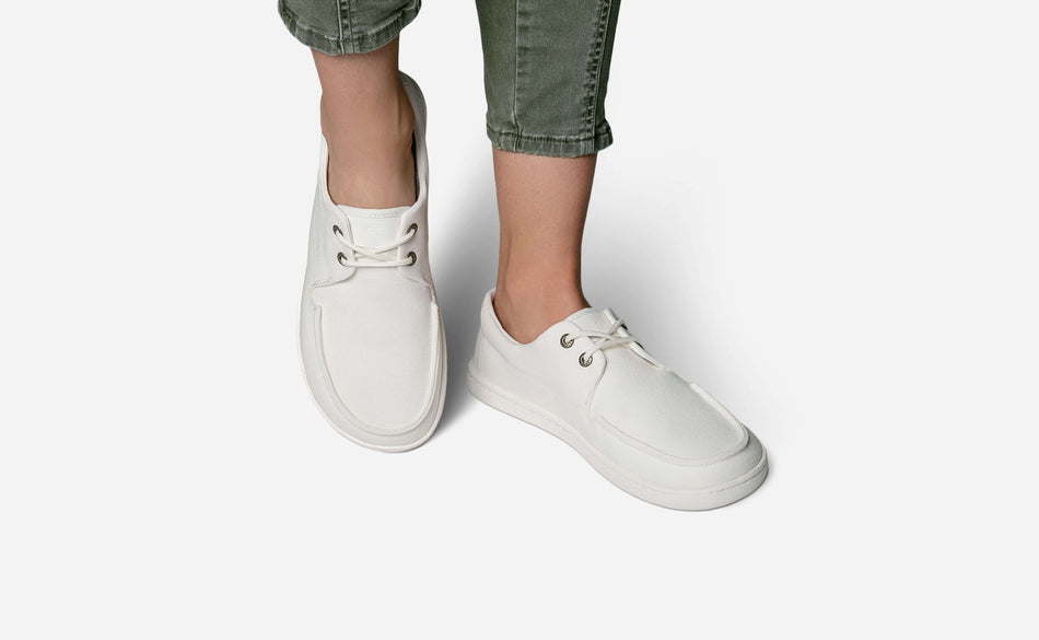 Model, welches den Docks All White trägt
