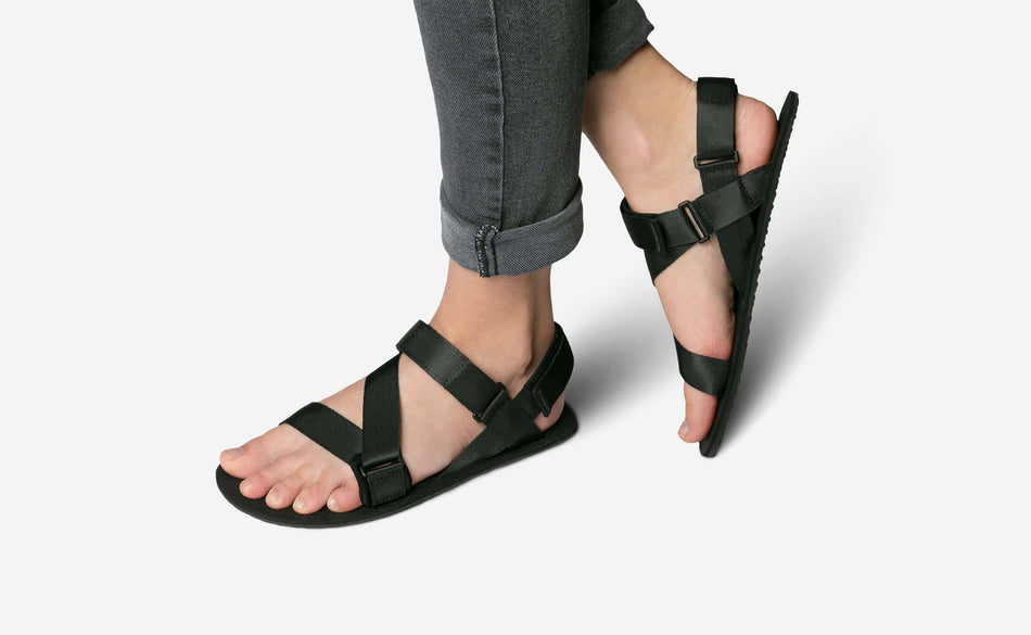 Model, welches den Pathway All Black trägt
