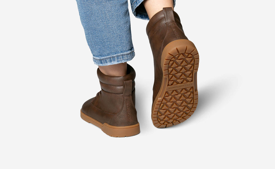 Model, welches den Patrol Lite Gum Brown trägt
