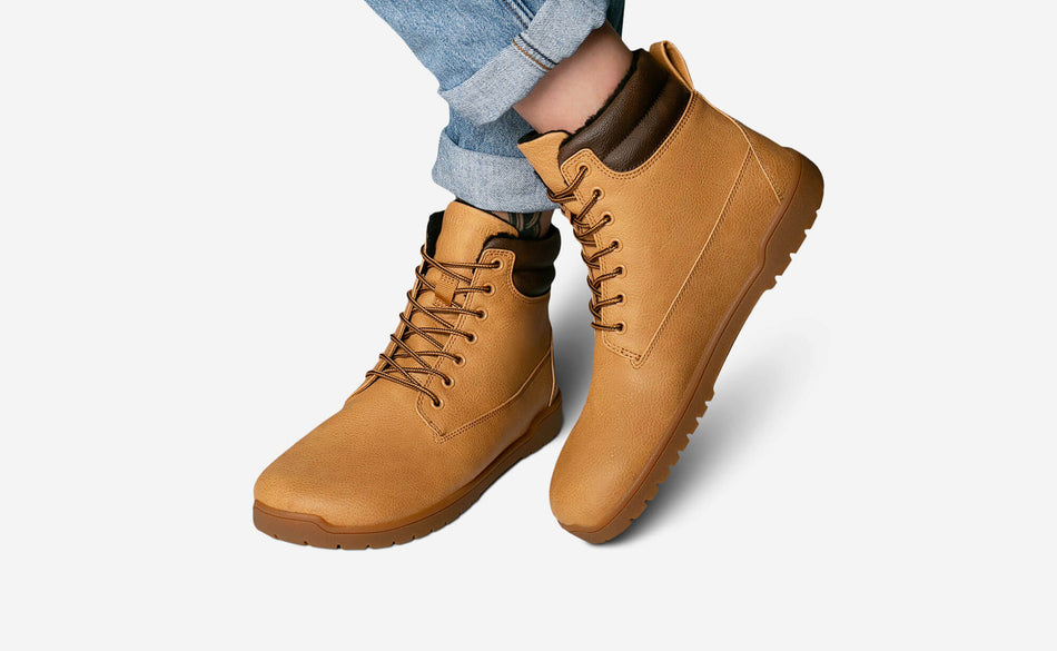 Model, welches den Patrol Winter Gum Sand trägt
