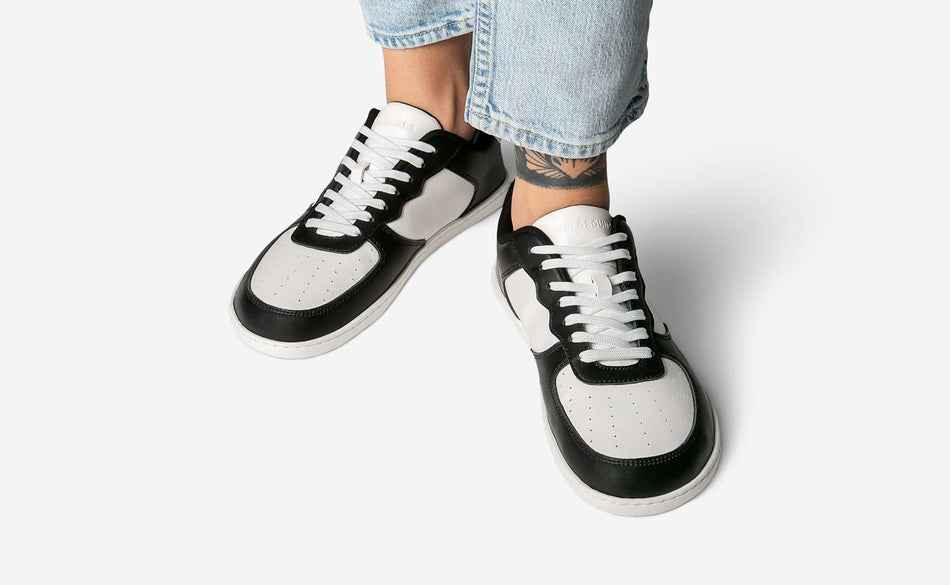 Model, welches den Courtside Classic Retro Black trägt
