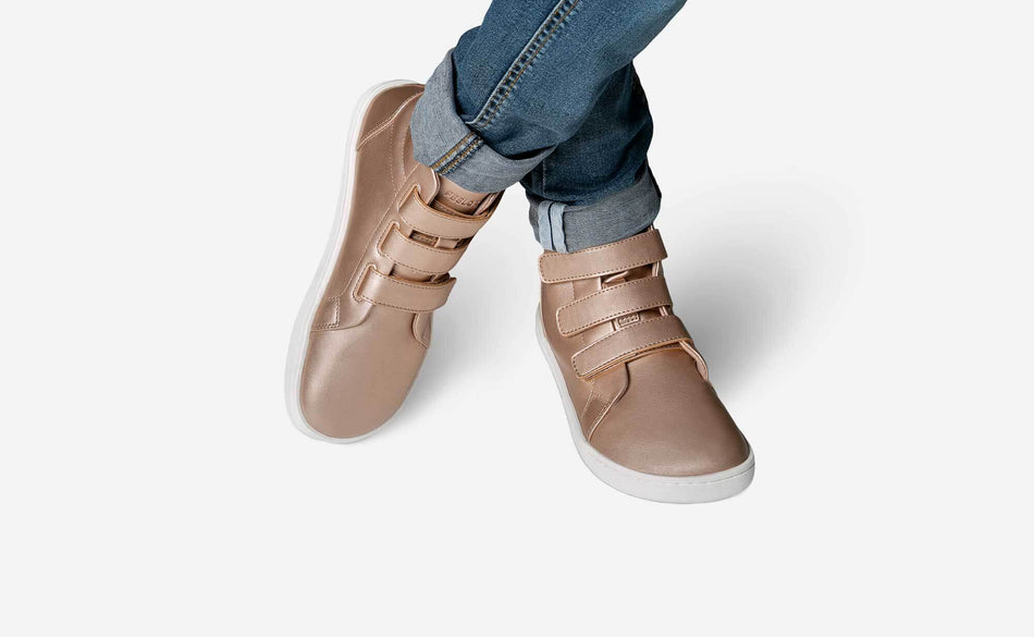 Model, welches den Highrise Luxe Kids Metallic Rose trägt
