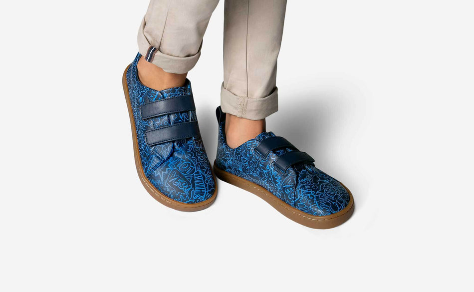 Model, welches den Original Luxe Kids Kaboom trägt
