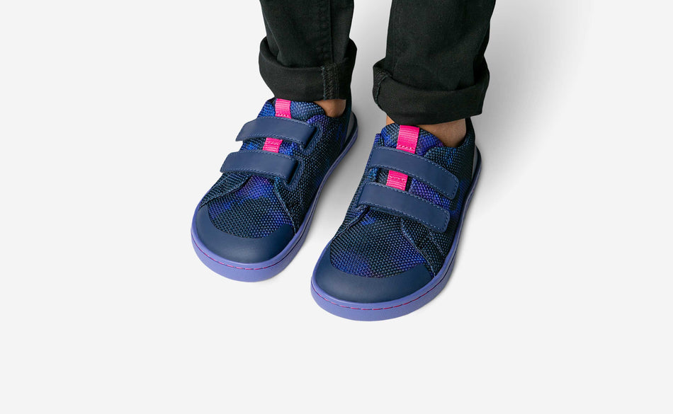 Model, welches den Original Mesh Kids Galaxy trägt
