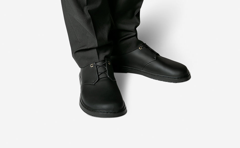 Model, welches den Derby All Black trägt
