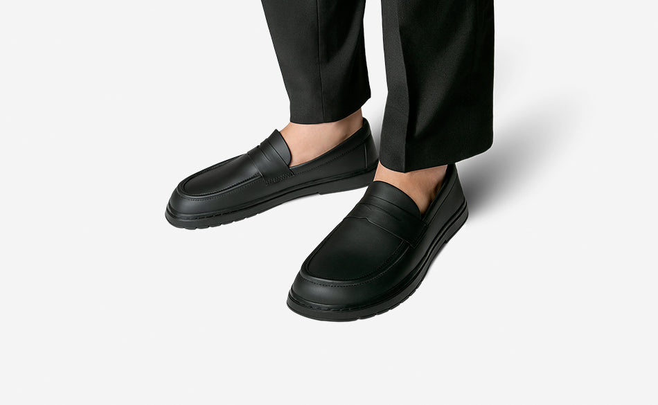 Model, welches den Loafer All Black trägt
