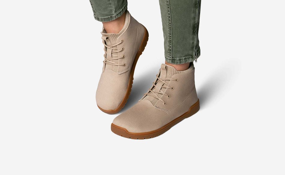 Model, welches den Chukka Desert trägt
