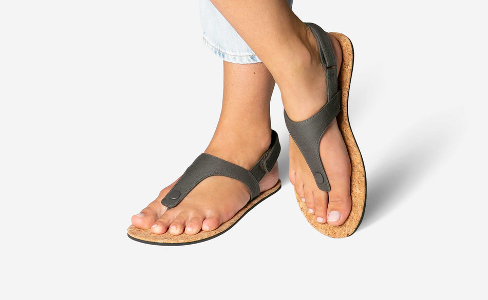 Model, welches den Seaside Twill Stone Grey trägt
